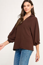 Solid collared blouse
V neck
Cuffed 3/4 voluminous sleeve
Solid air flow fabric, slight stretch