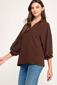 Solid collared blouse
V neck
Cuffed 3/4 voluminous sleeve
Solid air flow fabric, slight stretch