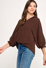 Solid collared blouse
V neck
Cuffed 3/4 voluminous sleeve
Solid air flow fabric, slight stretch