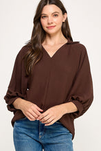 Solid collared blouse
V neck
Cuffed 3/4 voluminous sleeve
Solid air flow fabric, slight stretch