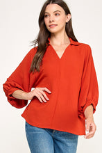 Solid collared blouse
V neck
Cuffed 3/4 voluminous sleeve
Solid air flow fabric, slight stretch