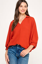 Solid collared blouse
V neck
Cuffed 3/4 voluminous sleeve
Solid air flow fabric, slight stretch