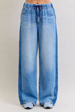 Judy blues-HW Wilhemina Elastic WB & Side Panel

37%Cotton / 51% Lyocell / 11% Hemp

Rise: 12 3/8"
Inseam: 31"