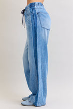 Judy blues-HW Wilhemina Elastic WB & Side Panel

37%Cotton / 51% Lyocell / 11% Hemp

Rise: 12 3/8"
Inseam: 31"