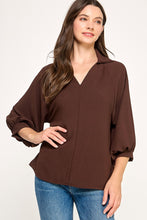 Solid collared blouse
V neck
Cuffed 3/4 voluminous sleeve
Solid air flow fabric, slight stretch