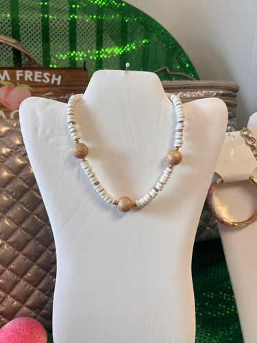 White and Gold Short Beaded Necklace