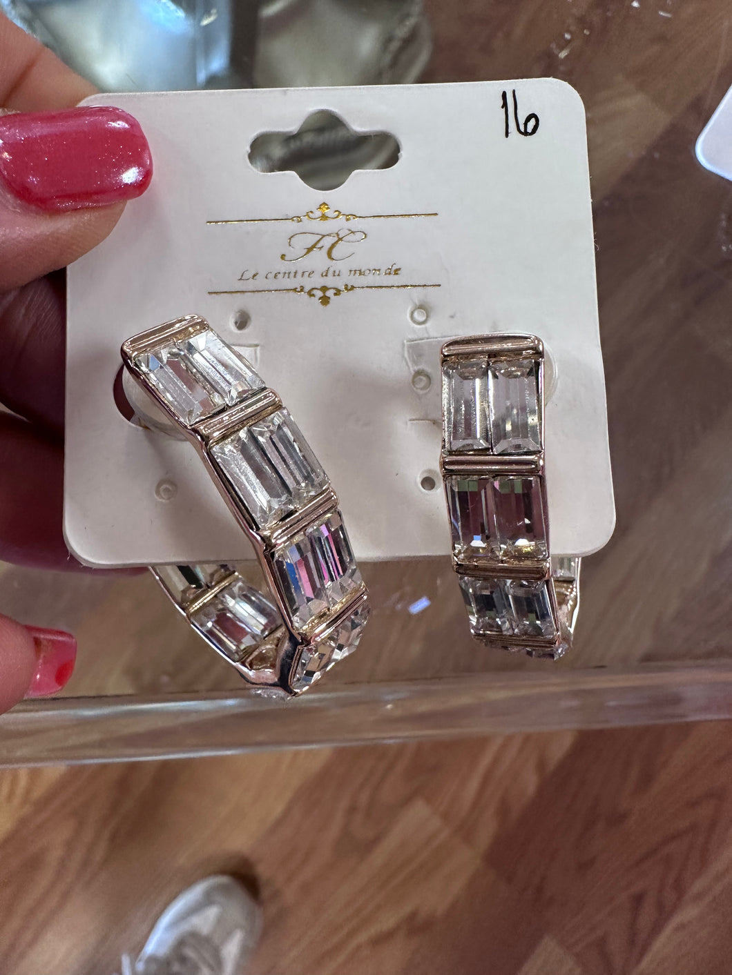 Diamonds for the win!💎These gold earrings are a must