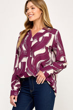 Wine-Print v-neck blouse
Cuffed long sleeve
Crossover v neckline detail
Front box pleat detail
Woven abstract brushstroke 2 tone print fabric-No stretch